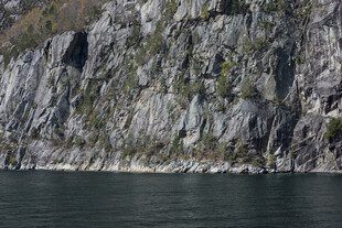 江边陡峭岩石景观