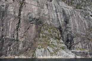 陡峭岩壁 尽显自然风貌