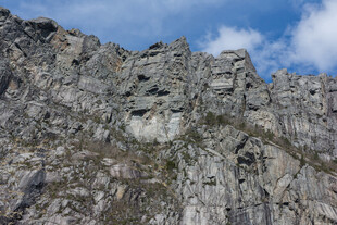 陡峭嶙峋的岩石山峰