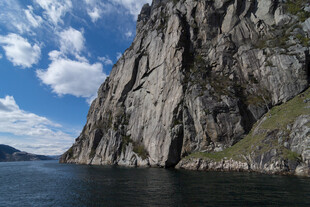 壮丽山壁与水域景观