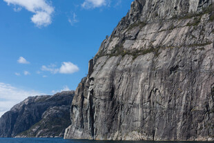 壮丽悬崖 蓝天碧水之景