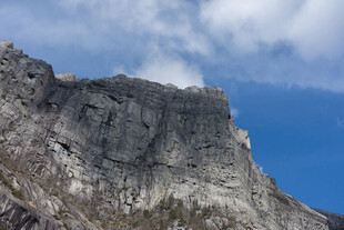 巍峨高山 蓝天白云相伴