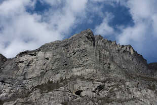 巍峨山峰 蓝天白云相伴