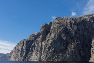 巍峨险峻的高山景观