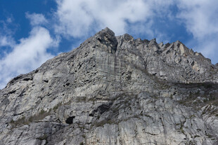巍峨山峰与蓝天