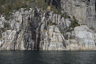 壮丽水边岩石景观