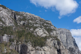 巍峨高山与蓝天白云