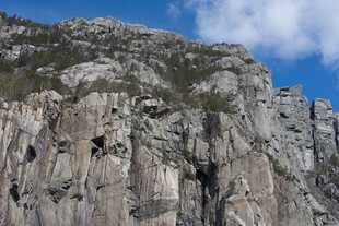 陡峭嶙峋的壮丽山壁