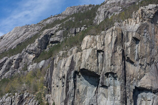 陡峭嶙峋的壮丽山壁