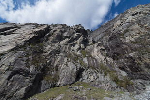 巍峨陡峭的壮丽山景