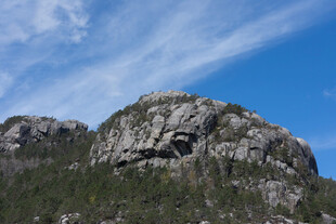 巍峨山石映蓝天