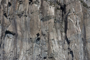 陡峭岩壁纹理特写