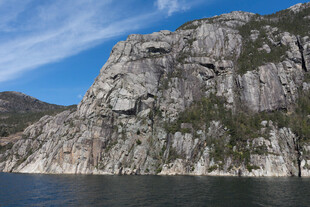 壮丽山景与水面交相辉映