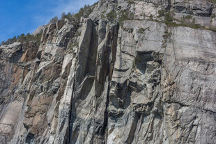 陡峭险峻的岩石山壁