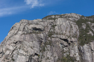 巍峨嶙峋的壮观岩石山峰
