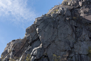 陡峭嶙峋的灰色山峰