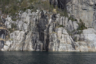 海岸边的嶙峋岩石景观