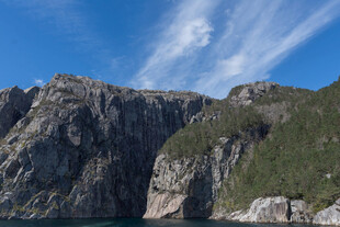 壮丽山景与蔚蓝天空