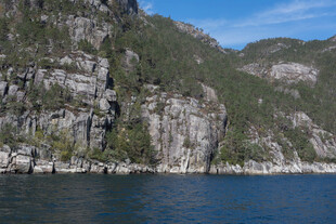 壮丽山水间的宁静水域