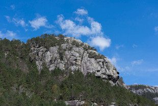 巍峨青山伴蓝天