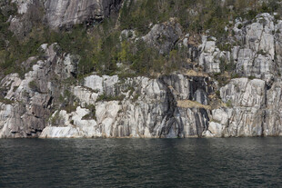 水边峭壁与植被景观