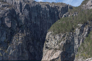 壮丽险峻的陡峭山壁