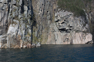 水边嶙峋岩石景观