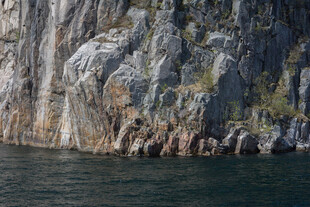 水边嶙峋岩石景观