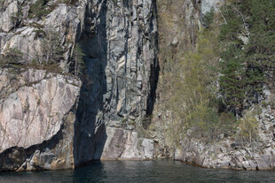 峭壁临水的自然景致