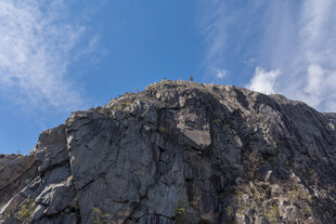 巍峨山峰仰视图