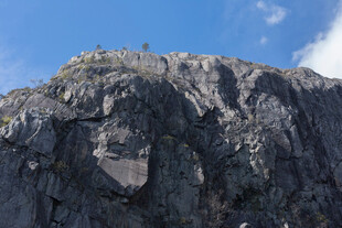 陡峭岩石山峰近景