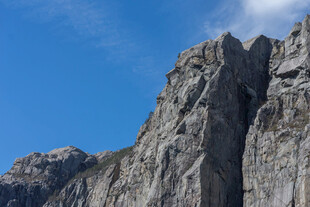 巍峨险峻的高山峭壁