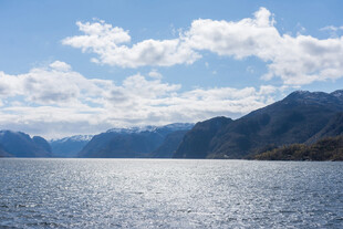 宁静湖景与远处山峦