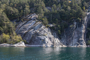 湖畔嶙峋岩石与葱郁山林