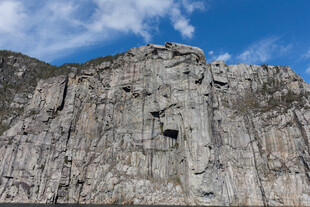 陡峭岩石山壁上