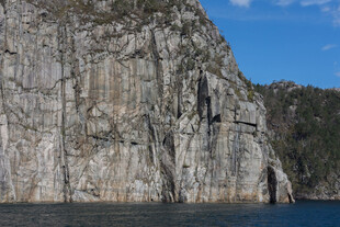 陡峭崖壁下的宁静水域