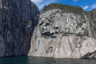 壮丽悬崖下的水域景观