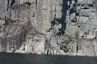 陡峭岩壁下的平静水面