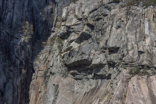 陡峭嶙峋的岩石景观