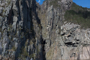 陡峭嶙峋的壮丽悬崖