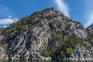 巍峨山峦蓝天相伴