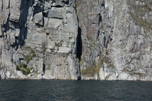 陡峭崖壁下的平静水面
