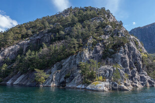 湖畔峻峭山峦与葱郁植被