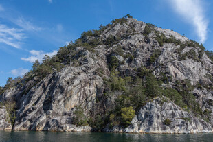 巍峨山石伴葱郁林木