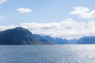 壮丽山水间的静谧湖景
