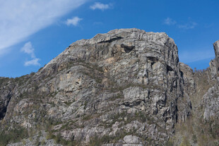 巍峨岩石屹立于蓝天之下