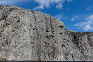 巍峨峭壁 蓝天白云相伴