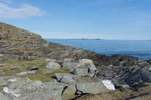海岸边的嶙峋岩石与蓝天