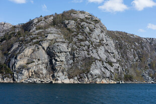 湖畔嶙峋山石景观