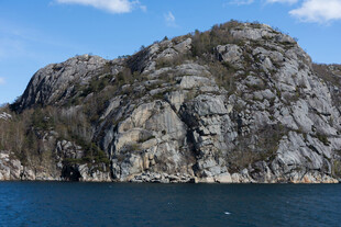 海边嶙峋山石景观